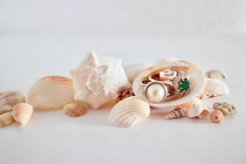 Popular jewelry styles and cultural symbols in Europe and the United States in 2025