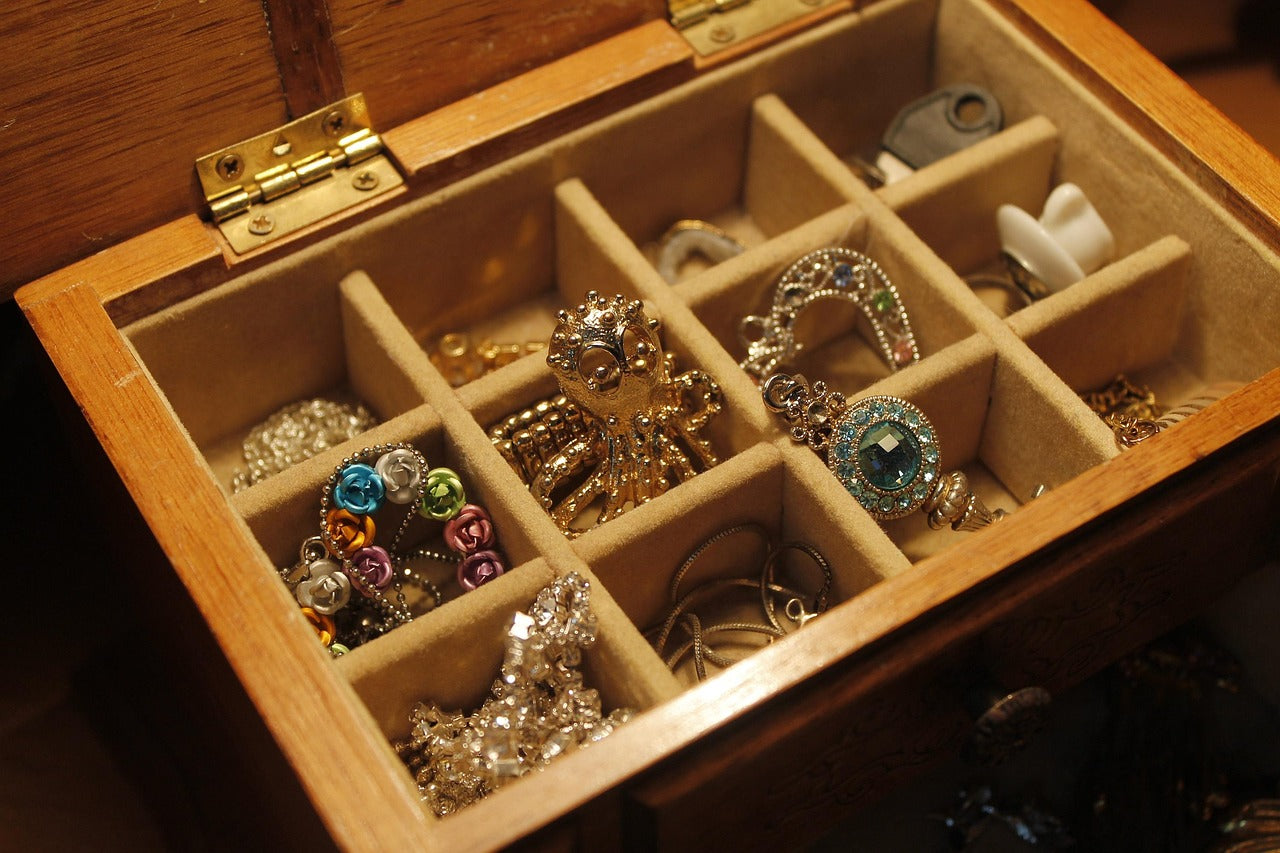 The golden rules of matching jewelry with clothes