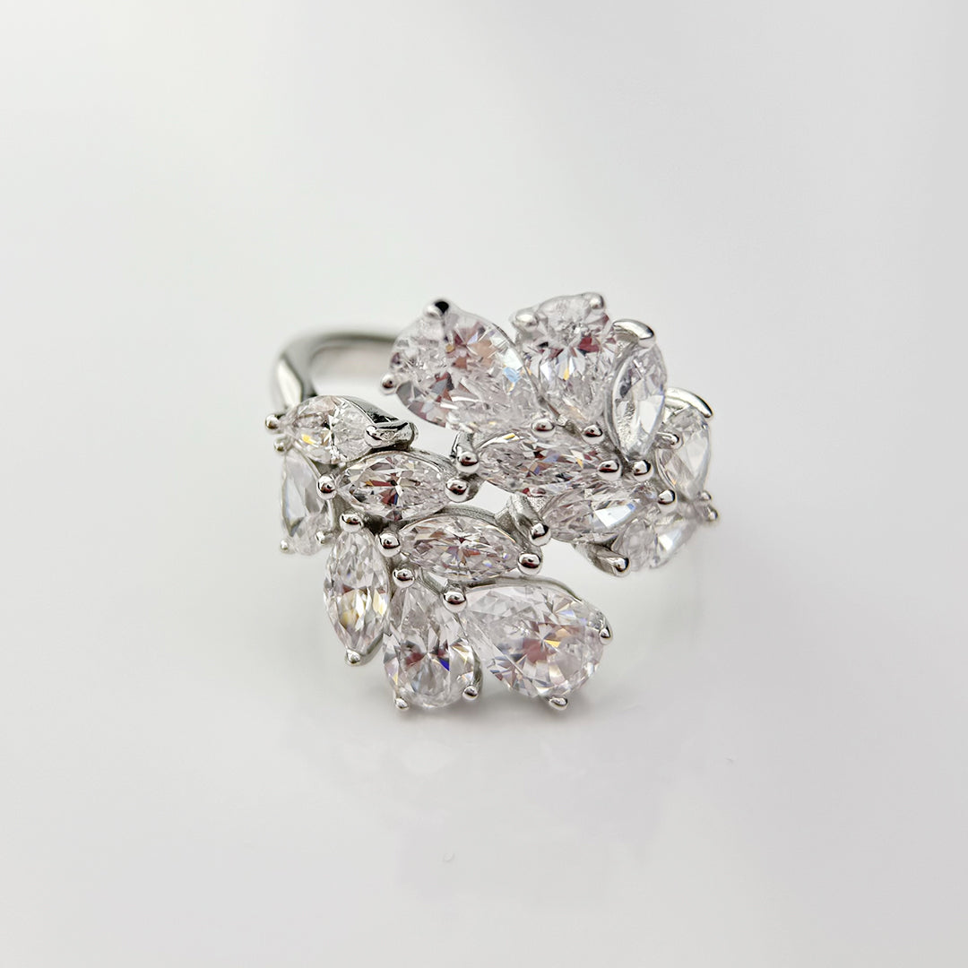 AuraBelle 925 silver ring inlaid with artificial zircon leaf style fashionable and versatile